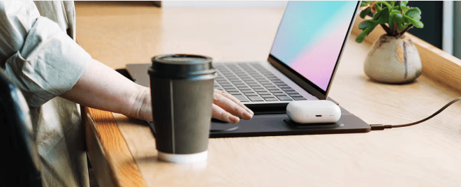 Laptop sleeve charging pad